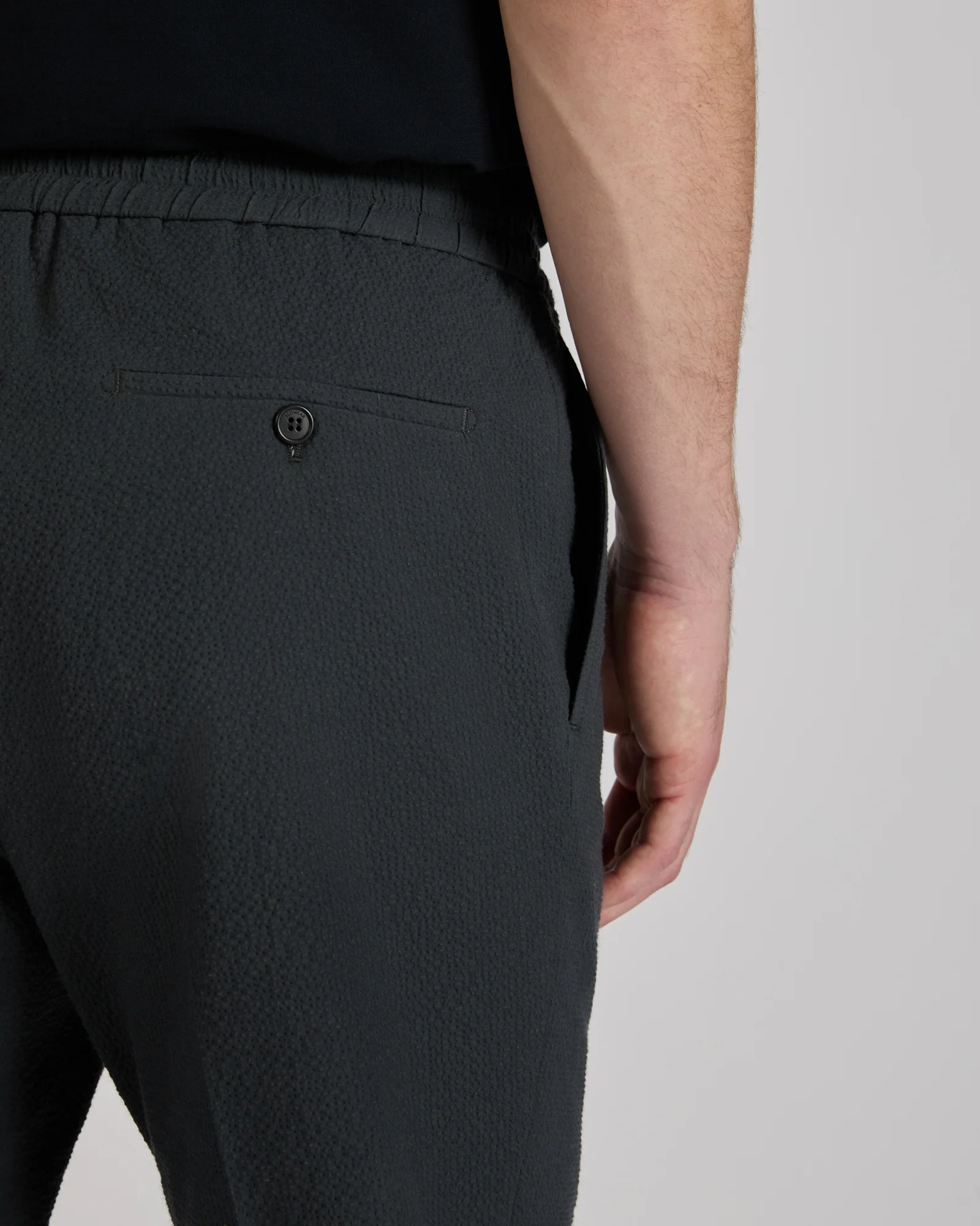 Tapered fit stretch cotton and silk seersucker trousers - Image 4